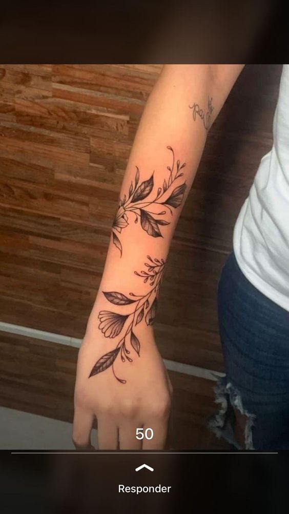Hình xăm hoa lá trên cánh tay, phong cách blackwork, chi tiết cao, ảnh HD.