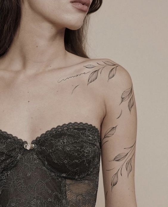 Hình xăm lá phong cách blackwork trên vai và cánh tay, chi tiết tinh tế, ảnh chất lượng HD.