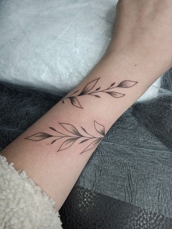 Hình xăm lá cổ tay, phong cách blackwork tinh tế, ảnh HD rõ nét.