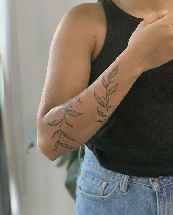 Hình xăm lá trên cánh tay theo phong cách blackwork, chi tiết rõ nét, ảnh độ phân giải HD.