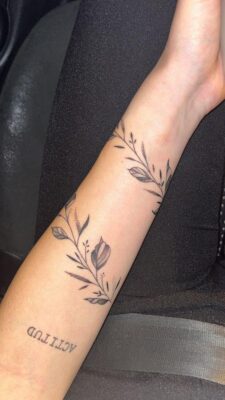 Hình xăm cành lá trên cánh tay, phong cách blackwork, độ chi tiết cao, ảnh HD.
