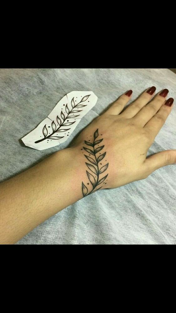 Hình xăm lá trên mu bàn tay, phong cách blackwork, chi tiết rõ nét, ảnh độ phân giải HD.