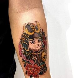 Xăm hình mèo samurai trên tay cho khách Hình xăm mèo samurai màu sắc ở cánh tay, phong cách truyền thống Nhật Bản, độ chi tiết cao, ảnh HD.