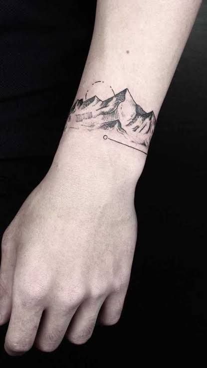 Hình xăm núi trên cổ tay, phong cách blackwork, chi tiết tinh tế, độ phân giải HD.