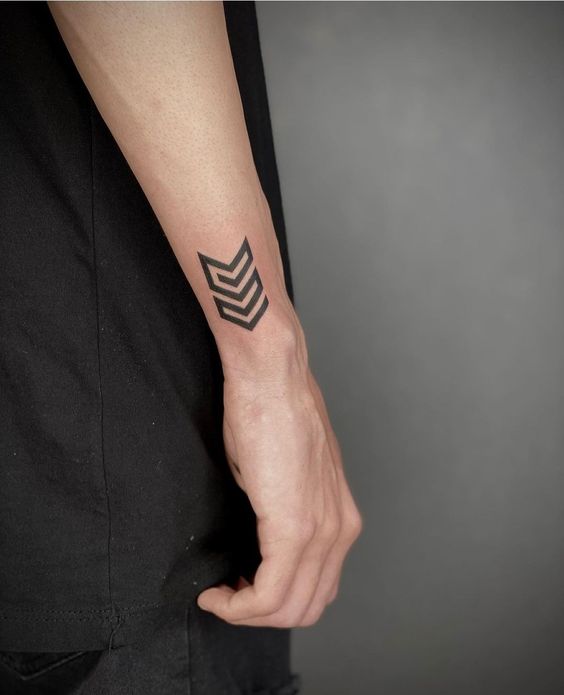 Xăm cổ tay biểu tượng mũi tên cá tính Hình xăm hình mũi tên phong cách blackwork trên cánh tay, chi tiết rõ nét, ảnh HD.