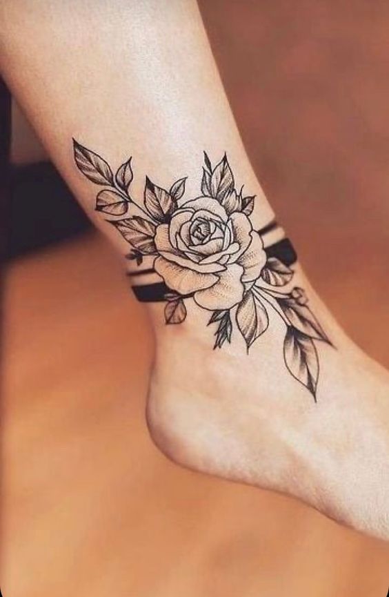 Hình xăm hoa hồng trên cổ chân, phong cách blackwork, chi tiết rõ nét, ảnh chất lượng HD.