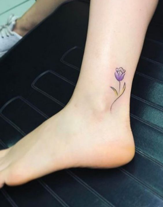 Hình xăm hoa tulip mini trên mắt cá chân, phong cách màu nước, độ chi tiết cao, ảnh HD.