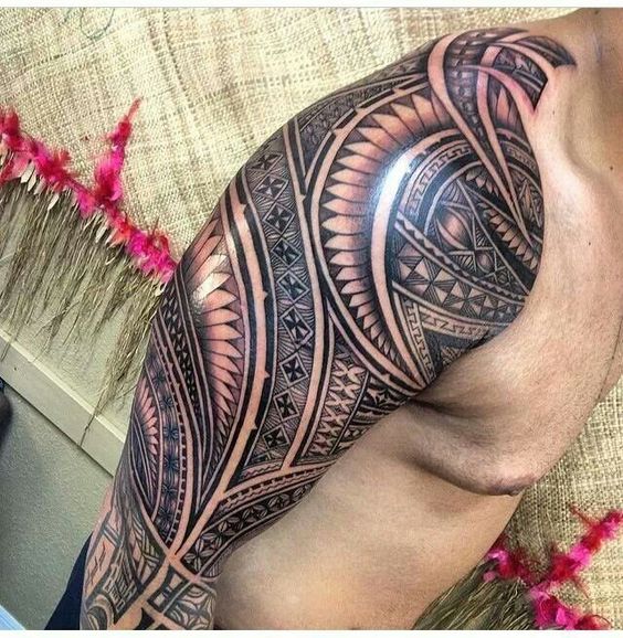 Hình xăm tribal trên vai và cánh tay, phong cách blackwork, chi tiết rõ nét, độ phân giải HD.
