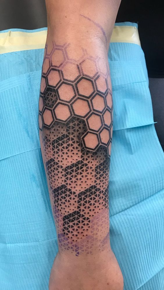 Hình xăm hoa văn hình học trên cẳng tay, phong cách blackwork, độ chi tiết cao, ảnh HD.