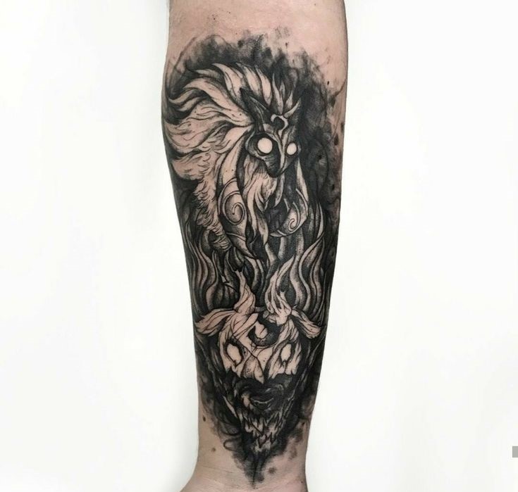 Hình xăm ma quỷ phong cách blackwork trên cẳng tay, chi tiết cao, độ phân giải HD.