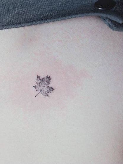 xăm lá phong nhỏ nhắn xinh xắn Hình xăm lá phong mini ở eo, phong cách blackwork, chi tiết rõ nét, độ phân giải HD.
