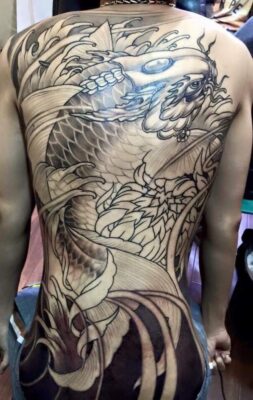Hình xăm cá chép trên lưng, phong cách blackwork chi tiết, độ phân giải HD.
