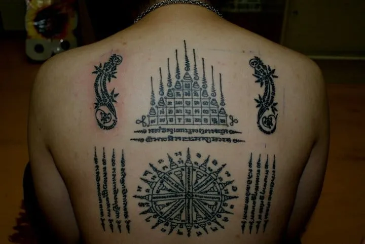 Hình xăm Sak Yant trên lưng, phong cách blackwork, chi tiết sắc nét, ảnh HD.
