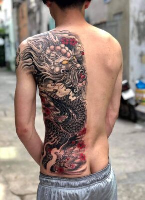 Hình xăm rồng chi tiết phong cách cổ điển trên lưng, độ phân giải HD.