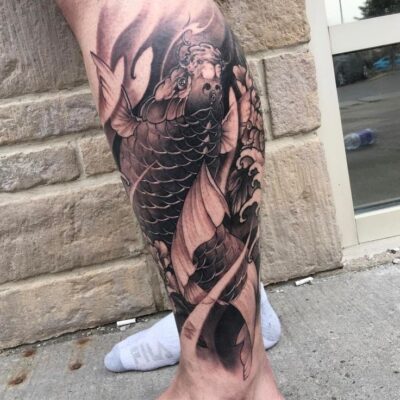 Hình xăm cá chép phong cách blackwork trên bắp chân, chi tiết rõ nét, ảnh HD 400x400.