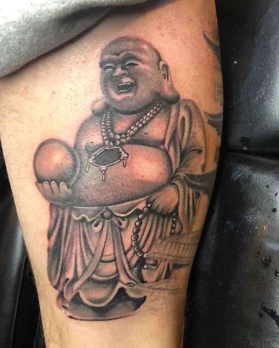 xăm ông thần tài cầm ngọc may mắn Hình xăm Phật Di Lặc trên bắp tay, phong cách blackwork chi tiết, ảnh HD.
