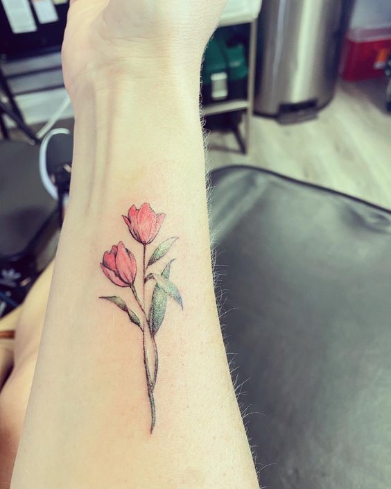 Hình xăm hoa tulip trên cổ tay, phong cách màu nước tinh tế, độ chi tiết cao, ảnh HD.