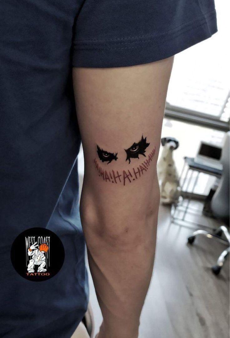 Hình xăm mắt đen trên bắp tay, phong cách blackwork, chi tiết cao, độ phân giải HD.