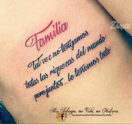 Hình xăm chữ "Familia" trên lưng, phong cách chữ viết tay, độ chi tiết cao, ảnh HD.