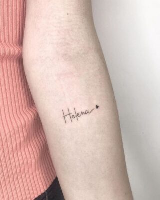 Xu hướng xăm tên trên cẳng tay cho phái nữ Hình xăm chữ mini trên cánh tay, phong cách blackwork, chi tiết rõ nét, ảnh HD.