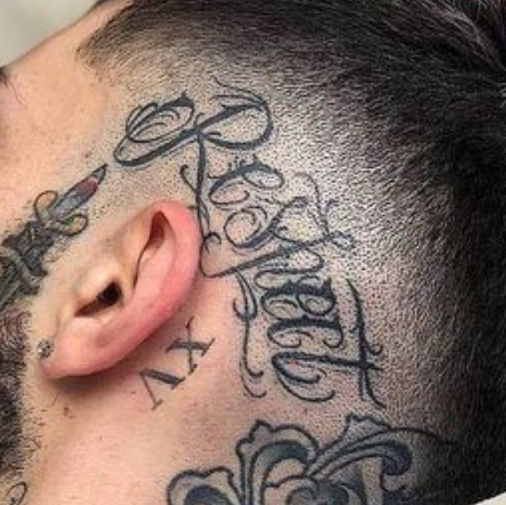 Hình xăm chữ phong cách blackwork trên da đầu gần tai, chi tiết rõ nét, độ phân giải HD.