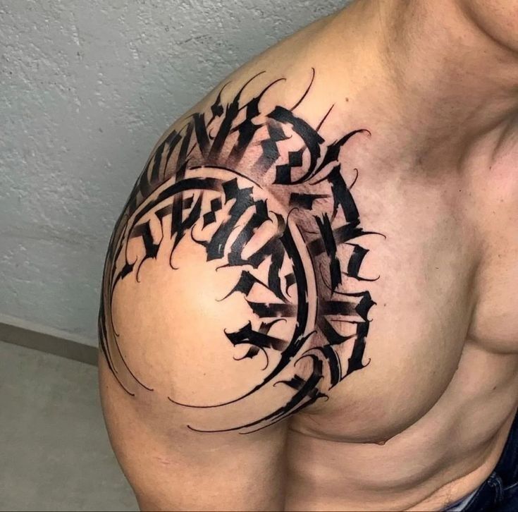 Ý tưởng tattoo chữ Phạn độc đáo ở vai Hình xăm chữ hoa văn blackwork trên vai, phong cách tribal, chi tiết cao, ảnh HD.