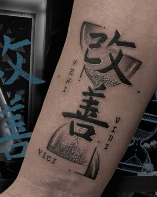 Thiết kế hình xăm chữ Tàu mang nhiều ý nghĩa Hình xăm chữ Kanji và la-tinh trên tay, phong cách blackwork, chi tiết, ảnh HD.
