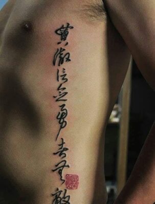 Ý tưởng tattoo dòng chữ Hán mang đầy ý nghĩa Hình xăm chữ thư pháp trên sườn, phong cách cổ điển, ảnh HD, chi tiết rõ nét.