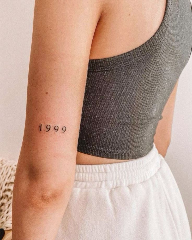 Hình xăm số "1999" trên cánh tay, phong cách tối giản, chất lượng HD.