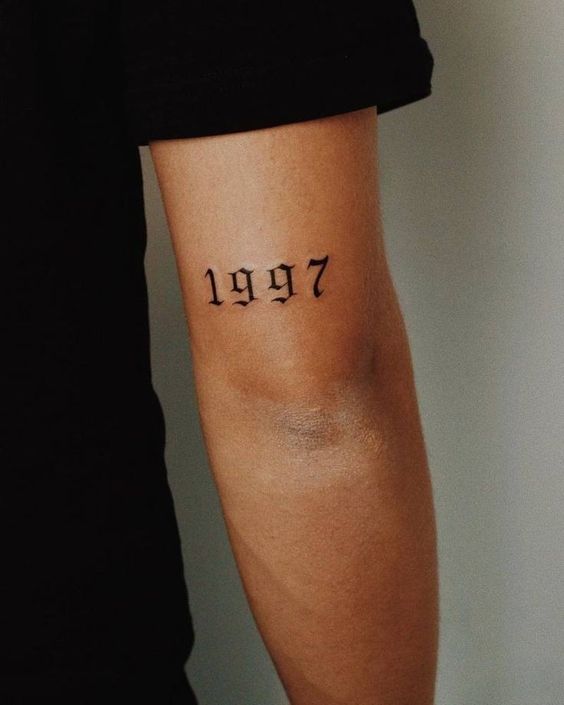 Hình xăm số "1997" trên cánh tay, phong cách blackwork, độ chi tiết cao, ảnh HD.