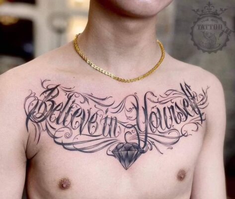 ý tưởng tattoo thể hiện niềm tin vào bản thân Hình xăm chữ "Believe in Yourself" trên ngực, phong cách blackwork, chi tiết rõ nét, độ phân giải HD.