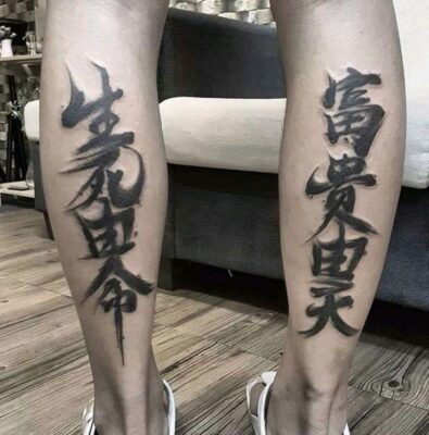Ý tưởng xăm chữ Hán đầy nghệ thuật ở hai bên bắp chân Hình xăm chữ Hán trên bắp chân, phong cách blackwork, chụp chi tiết, độ phân giải HD.