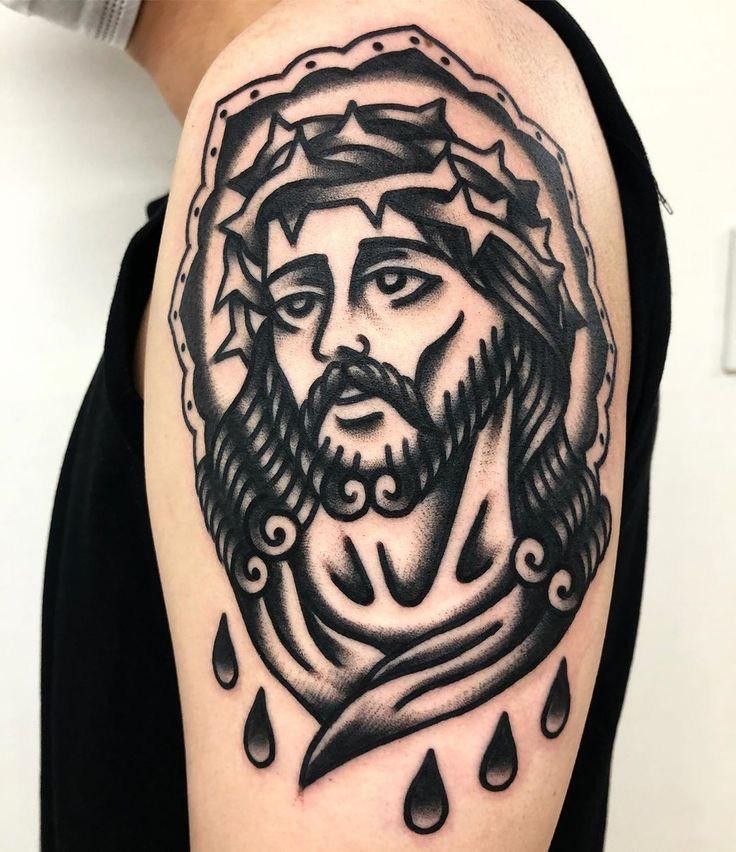 Hình xăm chân dung trên cánh tay, phong cách blackwork chi tiết, độ phân giải cao.