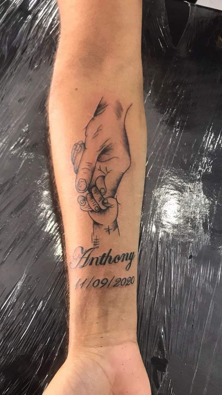ý tưởng xăm con gái nắm chặt lấy ngón tay bố Hình xăm tay nắm trên cẳng tay, phong cách blackwork chi tiết, độ phân giải HD.