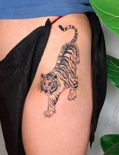 Hình xăm hổ trên đùi, phong cách blackwork, chi tiết sắc nét, ảnh HD.