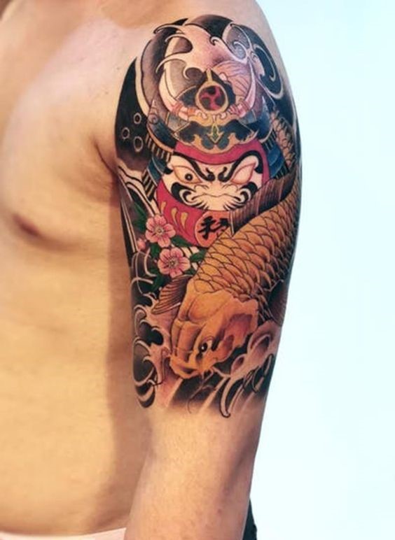 Ý tưởng xăm daruma kết hợp hình cá chép phủ kín bắp tay Hình xăm cá chép Nhật đầy màu sắc trên cánh tay, phong cách truyền thống, chi tiết rõ nét.