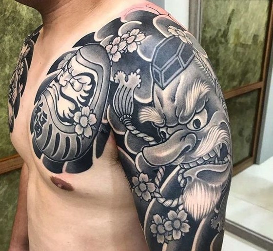 Ý tưởng xăm hình Daruma với diện mạo hung dữ dành cho nam giới cá tính Hình xăm phong cách Nhật Bản trên vai, họa tiết mặt nạ truyền thống, chi tiết tinh xảo, độ phân giải HD.