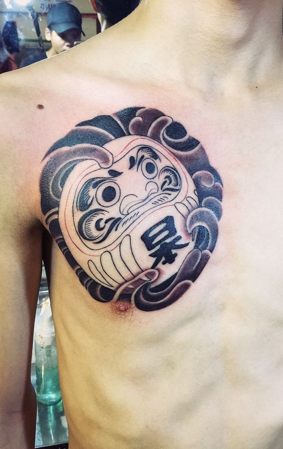 Ý tưởng xăm hình daruma nét đen dày biểu trưng cho phúc lợi Hình xăm búp bê Daruma trên ngực, phong cách blackwork chi tiết, ảnh HD.