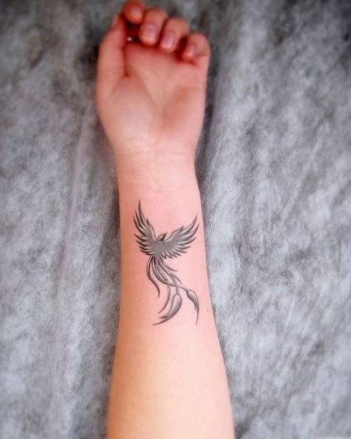 Ý tưởng xăm nghệ thuật sáng tạo trên cổ tay Hình xăm phượng hoàng trên cổ tay, phong cách blackwork, chi tiết tinh xảo, độ phân giải HD.