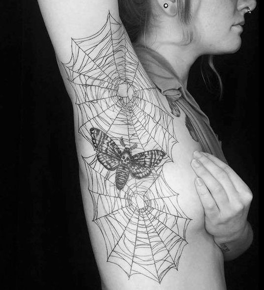 Hình xăm mạng nhện và bướm đen ở nách, phong cách blackwork, chi tiết rõ nét, độ phân giải HD.