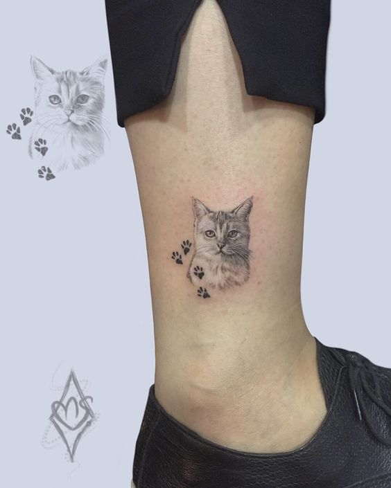 Hình xăm mèo chi tiết trên cổ chân, phong cách blackwork, ảnh chất lượng HD.