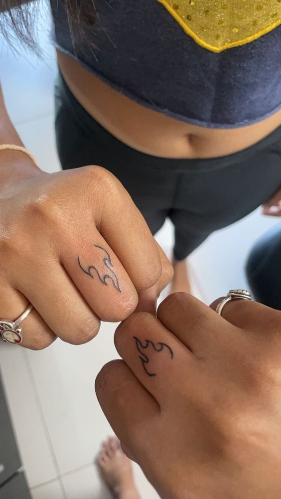 Ý tưởng xăm ngọn lửa mini cho đôi tình nhân Hình xăm mini họa tiết lửa trên ngón tay, phong cách blackwork, ảnh HD.