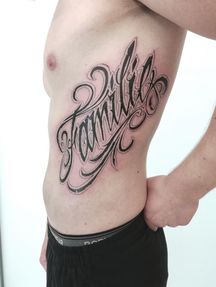 Hình xăm chữ "Family" trên sườn, phong cách chữ nghệ thuật, chi tiết, ảnh độ phân giải cao.