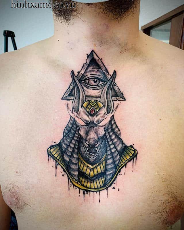 Hình xăm Anubis trên ngực, phong cách blackwork chi tiết, độ phân giải HD.
