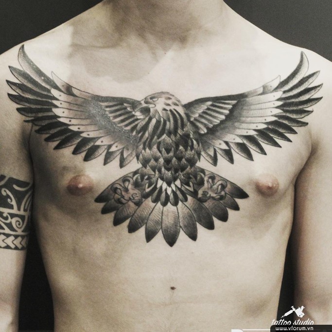 Hình xăm đại bàng trên ngực, phong cách blackwork, chi tiết rõ nét, độ phân giải HD.