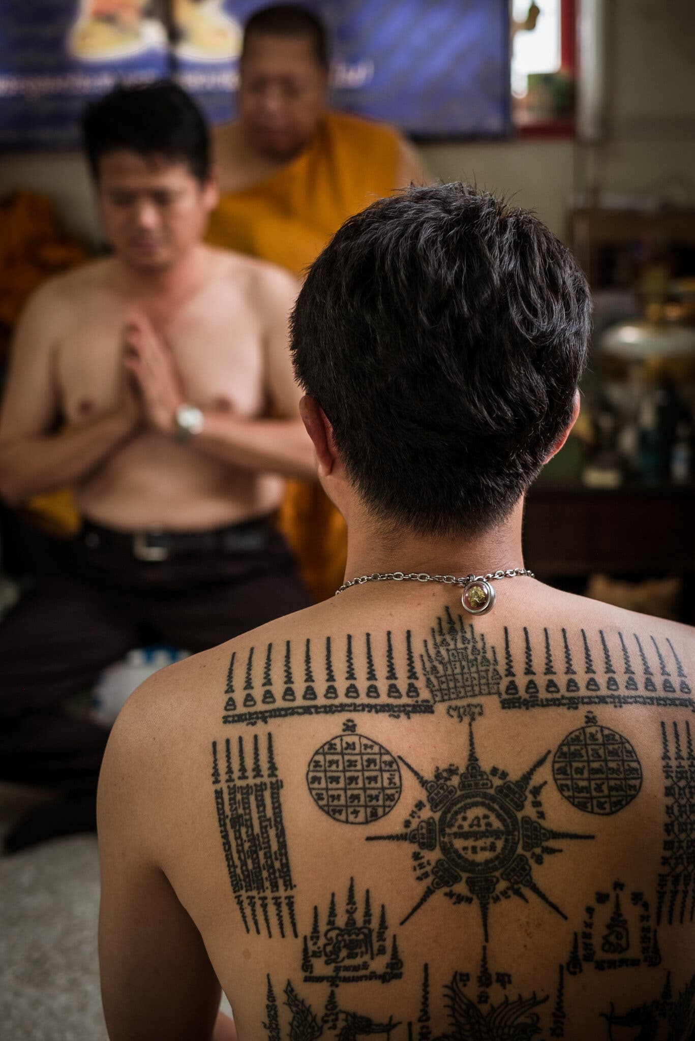 Hình xăm Sak Yant chi tiết trên lưng, phong cách blackwork, ảnh HD.