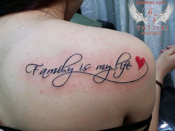 Hình xăm chữ "Family is my life" trên vai, phong cách chữ nghệ thuật, chi tiết, độ phân giải HD.