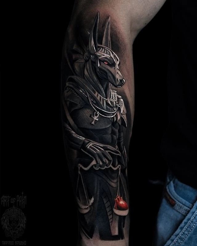 Hình xăm Anubis trên tay, phong cách blackwork chi tiết, độ phân giải HD.