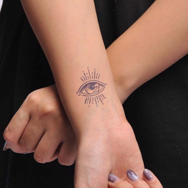 Hình xăm con mắt trên cổ tay, phong cách blackwork, chi tiết, ảnh HD.