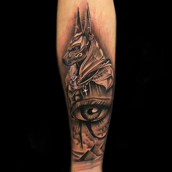 Hình xăm Anubis cổ điển chi tiết trên cánh tay, phong cách blackwork, độ phân giải HD.